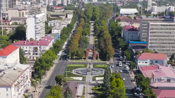 Zoom sur Dolly. Krasnodar, Russie, Alexandrovsky Boulevard Park. Monument à la Sainte Grande Martyre Catherine avec une fontaine. Arc de Triomphe. Vue aérienne — Video