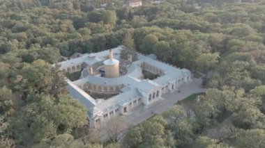 Yessentuki, Rusya. Üst banyolar. Tatil yeri parkı. Kültür ve Eğlence Parkı. Gün batımı zamanı. 4K