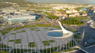 Sochi, Rusya. Olympic Flame, F1 pisti, Adler Arena. Sochi 'deki Olimpik Park. Sirius Bölgesi. 4K