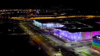 Sochi, Rusya. Omega Sirius Oteli. Sirius Bilim ve Sanat Parkı. Üniversitede. Gece aydınlatması. 4K