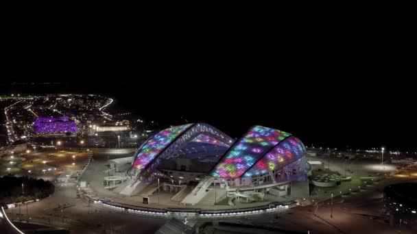 Sochi, Rusya. Sochi 'deki Olimpik Park. Fisht Arena 'da. Gece aydınlatması. Sirius Bölgesi. 4K — Stok video