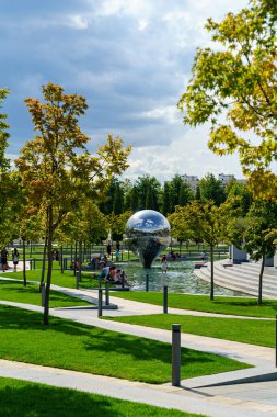 Krasnodar, Rusya - 29 Ağustos 2020: Heykel coğrafyası. Kamu parkı - Krasnodar
