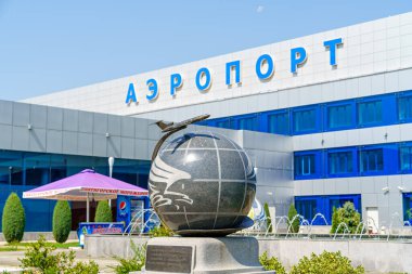 Mineralnye Vody, Rusya - 27 Ağustos 2021: Mineralnye Vody Havaalanı. Uluslararası havaalanı. M.Yu. Lermontov. TU-154 uçağının ilk uçuşunun 40. yıldönümü anısına anılan heykel.