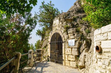 Pyatigorsk, Rusya - 1 Eylül 2021: Lermontov 's Grotto. Nagorny Parkı