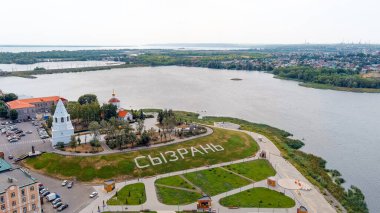 Syzran, Rusya - 21 Ağustos 2021: Syzran Kremlin. Spassky Kulesi. İsa 'nın Doğumu Kilisesi. Yamaçtaki şehrin adı Syzran, Hava Görüntüsü.  