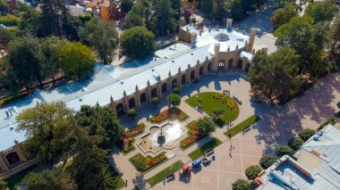 Kislovodsk, Rusya - 30 Ağustos 2021: Narzan Galerisi - XIX yüzyılının mimari bir anıtı, havacılık manzaralı Kislovodsk şehrinin tatil parkında yer alıyor.  