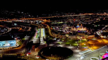 Sochi, Rusya - 4 Eylül 2021: Lunapark ve Bogatyr Oteli. Sochi 'deki Olimpik Park. Gece aydınlatması. Sirius Bölgesi, Hava Görünümü  