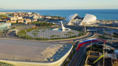 Sochi, Rusya - 4 Eylül 2021 Olimpiyat Alevi, F1 pisti, Fisht Arena. Sochi 'deki Olimpik Park. Sirius Bölgesi, Hava Görünümü  