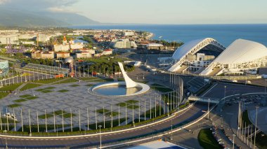 Sochi, Rusya - 4 Eylül 2021 Olimpiyat Alevi, F1 pisti, Fisht Arena. Sochi 'deki Olimpik Park. Sirius Bölgesi, Hava Görünümü  