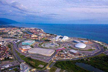 Sochi, Rusya - 5 Eylül 2021 Olimpiyat Ateşi, Fisht Arena. Sochi 'deki Olimpik Park. Sirius Bölgesi. Gün batımından sonra hava görüntüsü