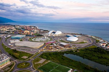 Sochi, Rusya - 5 Eylül 2021 Olimpiyat Ateşi, Fisht Arena. Sochi 'deki Olimpik Park. Sirius Bölgesi. Gün batımında hava görüntüsü