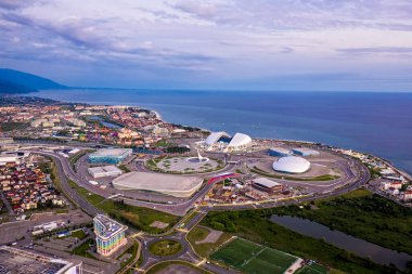 Sochi, Rusya - 5 Eylül 2021 Olimpiyat Ateşi, Fisht Arena. Sochi 'deki Olimpik Park. Sirius Bölgesi. Gün batımından sonra hava görüntüsü