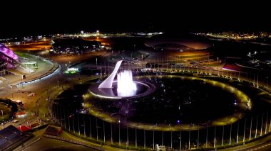 Sochi, Rusya - 5 Eylül 2021: Şarkı söyleyen çok renkli çeşme. Gece aydınlatması. Sochi Parkı. Olympic Flame Bowl, Fisht Arena 'da. Gece, Hava Görüntüsü  
