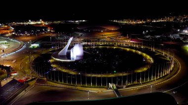 Sochi, Rusya - 5 Eylül 2021: Şarkı söyleyen çok renkli çeşme. Gece aydınlatması. Sochi Parkı. Olympic Flame Bowl, Fisht Arena 'da. Gece, Hava Görüntüsü  