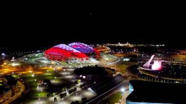 Sochi, Rusya - 5 Eylül 2021: Şarkı söyleyen çok renkli çeşme. Gece aydınlatması. Sochi Parkı. Olympic Flame Bowl, Fisht Arena 'da. Gece, Hava Görüntüsü  