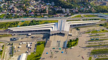 Sochi, Rusya - 6 Eylül 2021 Olimpik Soçi Parkı 'ndaki tren istasyonu. Sabah saatleri, Hava Görüntüsü  