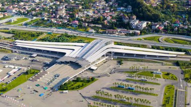 Sochi, Rusya - 6 Eylül 2021 Olimpik Soçi Parkı 'ndaki tren istasyonu. Sabah saatleri, Hava Görüntüsü  