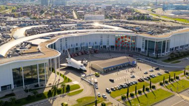 Sochi, Rusya - 6 Eylül 2021 Omega Sirius Oteli. Sirius Bilim ve Sanat Parkı. Üniversitede. Sabah saatleri, Hava Görüntüsü  