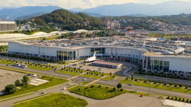 Sochi, Rusya - 6 Eylül 2021 Omega Sirius Oteli. Sirius Bilim ve Sanat Parkı. Üniversitede. Sabah saatleri, Hava Görüntüsü  