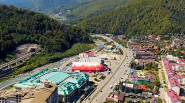 Sochi, Rusya - 10 Eylül 2021: Krasnaya Polyana köyü. Yaz. Mzemta Nehri Vadisi, Hava Görüntüsü  