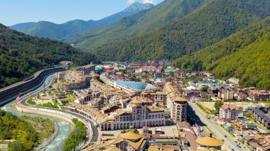 Sochi, Rusya - 10 Eylül 2021: Krasnaya Polyana köyü. Yaz. Mzemta Nehri Vadisi, Hava Görüntüsü  