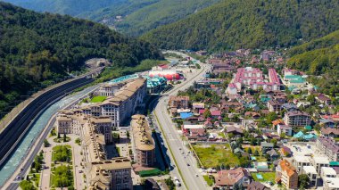 Sochi, Rusya - 10 Eylül 2021: Krasnaya Polyana köyü. Yaz. Mzemta Nehri Vadisi, Hava Görüntüsü  