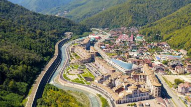 Sochi, Rusya - 10 Eylül 2021: Krasnaya Polyana köyü. Yaz. Mzemta Nehri Vadisi, Hava Görüntüsü  