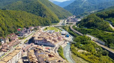 Sochi, Rusya - 10 Eylül 2021: Krasnaya Polyana köyü. Yaz. Mzemta Nehri Vadisi, Hava Görüntüsü  