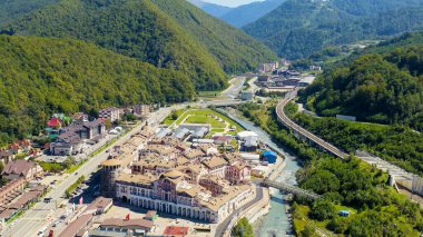 Sochi, Rusya - 10 Eylül 2021: Krasnaya Polyana köyü. Yaz. Mzemta Nehri Vadisi, Hava Görüntüsü  