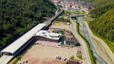 Sochi, Rusya - 10 Eylül 2021 Rosa Khutor, tren istasyonu. Yaz. Mzemta Nehri Vadisi, Hava Görüntüsü  
