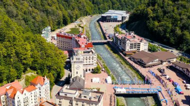 Sochi, Rusya - 10 Eylül 2021: saatli belediye binası, Rosa Khutor. Yaz. Mzemta Nehri Vadisi, Hava Görüntüsü  