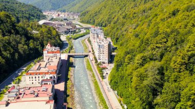 Sochi, Rusya - 10 Eylül 2021 Rosa Khutor Köyü. Yaz. Mzemta Nehri Vadisi, Hava Görüntüsü  