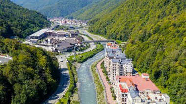 Sochi, Rusya - 10 Eylül 2021 Rosa Khutor Köyü. Yaz. Mzemta Nehri Vadisi, Hava Görüntüsü  
