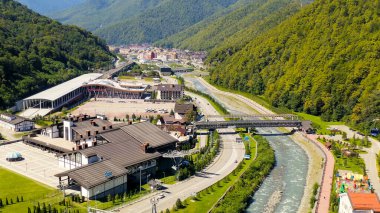 Sochi, Rusya - 10 Eylül 2021 Rosa Khutor Köyü. Yaz. Mzemta Nehri Vadisi, Hava Görüntüsü  