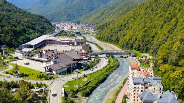 Sochi, Rusya - 10 Eylül 2021 Rosa Khutor Köyü. Yaz. Mzemta Nehri Vadisi, Hava Görüntüsü  