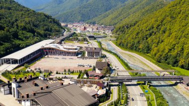 Sochi, Rusya - 10 Eylül 2021: Krasnaya Polyana köyü. Yaz. Mzemta Nehri Vadisi, Hava Görüntüsü  