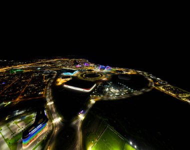 Sochi, Rusya - 4 Eylül 2021 Olimpiyat ateşi kase, Sochi Autodrom pisti, Fisht Arena. Büyük buz sarayı. Buzdağı. Sochi 'deki Olimpik Park. Sirius Bölgesi. Gece aydınlatması. Hava Filosu