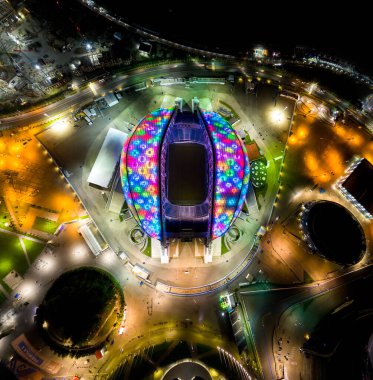Sochi, Rusya - 4 Eylül 2021 Fisht Arena. Sochi 'deki Olimpik Park. Sirius Bölgesi. Gece aydınlatması. Hava görüntüsü. ÇAĞIRMA ÇOK