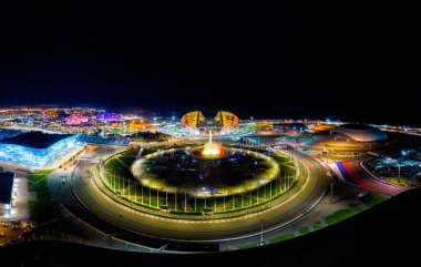 Sochi, Rusya - 5 Eylül 2021: Olimpiyat Alevi ve Şarkı Söyleyen Çeşme Kupası. Bir gösteri var. Arena Fisht. Sarı aydınlatma. Gece