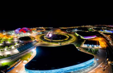 Sochi, Rusya - 5 Eylül 2021: Olimpiyat Alevi ve Şarkı Söyleyen Çeşme Kupası. Bir gösteri var. Arena Fisht. Çok renkli bir aydınlatma. Gece