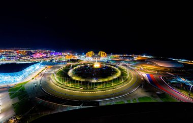 Sochi, Rusya - 5 Eylül 2021: Olimpiyat Alevi ve Şarkı Söyleyen Çeşme Kupası. Bir gösteri var. Arena Fisht. Sarı aydınlatma. Gece