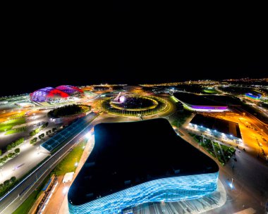 Sochi, Rusya - 5 Eylül 2021: Olimpiyat Alevi ve Şarkı Söyleyen Çeşme Kupası. Bir gösteri var. Arena Fisht. Çok renkli bir aydınlatma. Gece