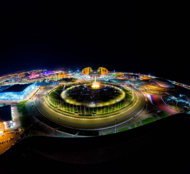 Sochi, Rusya - 5 Eylül 2021: Olimpiyat Alevi ve Şarkı Söyleyen Çeşme Kupası. Bir gösteri var. Arena Fisht. Sarı aydınlatma. Gece