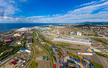 Sochi, Rusya - 6 Eylül 2021 Olimpik Soçi Parkı. Olympic Flame Bowl, Fisht Arena 'da. Medal Square, Sochi Autodrom pisti. Sabah saatleri. Hava görünümü