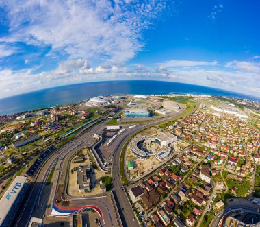 Sochi, Rusya - 6 Eylül 2021 Olimpik Soçi Parkı. Olympic Flame Bowl, Fisht Arena 'da. Medal Square, Sochi Autodrom pisti. Sabah saatleri. Hava görünümü