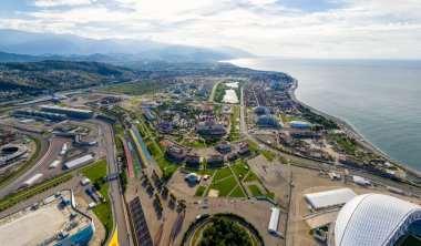 Sochi, Rusya - 6 Eylül 2021 Olimpik Soçi Parkı. Ana stantlar Sochi Autodrom pisti. Tren İstasyonu, Olympic Park. Gökkuşağı Köprüsü. Eğlence parkı. Sabah saatleri. Hava görünümü