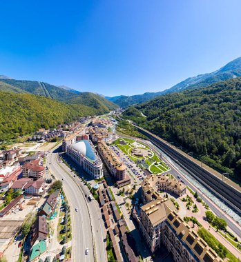 Sochi, Rusya - 10 Eylül 2021: Krasnaya Polyana. Mzymta Nehri Vadisi. Hava görünümü