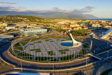 Sochi, Rusya - 4 Eylül 2021 Olimpiyat Alev Kasesi, Şarkı Söyleyen Çeşme, Sirius Bölgesi. Gün batımı zamanı. Hava görünümü