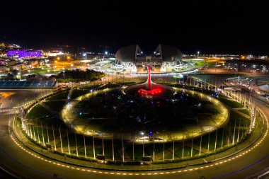 Sochi, Rusya - 5 Eylül 2021: Olimpiyat Alevi ve Şarkı Söyleyen Çeşme Kupası. Bir gösteri var. Arena Fisht. Kırmızı ışık. Gece