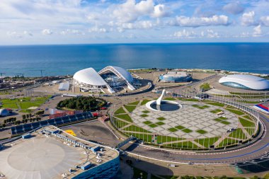 Sochi, Rusya - 6 Eylül 2021 Olimpik Soçi Parkı. Olympic Flame Bowl, Fisht Arena 'da. Medal Square, Sochi Autodrom pisti. Sabah saatleri. Hava görünümü